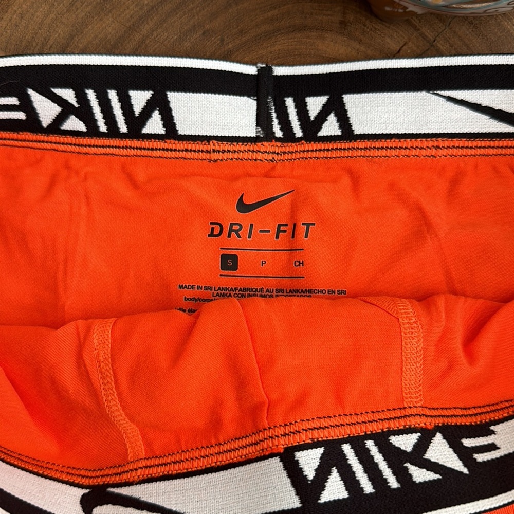 Nike - Picture 3 of 4